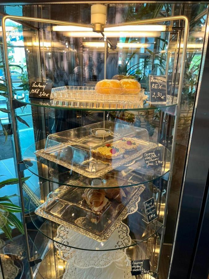 De Luxe 4 May Plaza ブラチスラヴァ エクステリア 写真